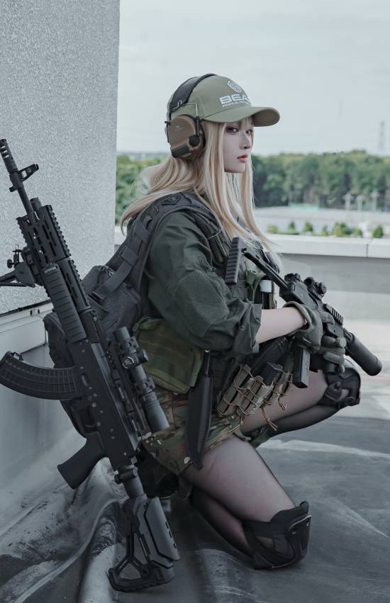 金发美女COS《逃离塔科夫》角色：身材超棒 颜值超高！(金发美女卡通头像)