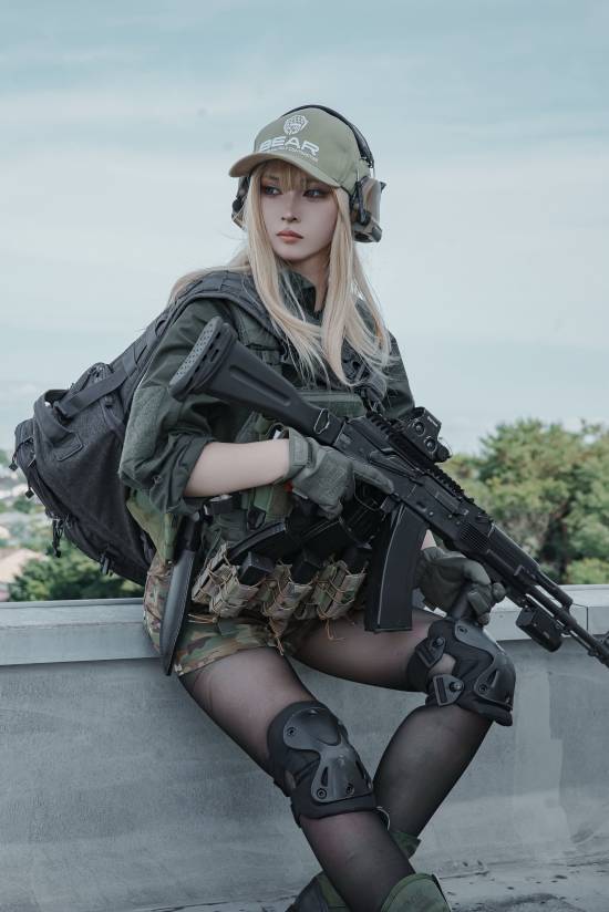 金发美女COS《逃离塔科夫》角色：身材超棒 颜值超高！(金发美女卡通头像)
